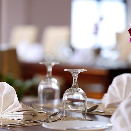 Hotel Flora Charishma Residency Aluva Kochi Esterno foto