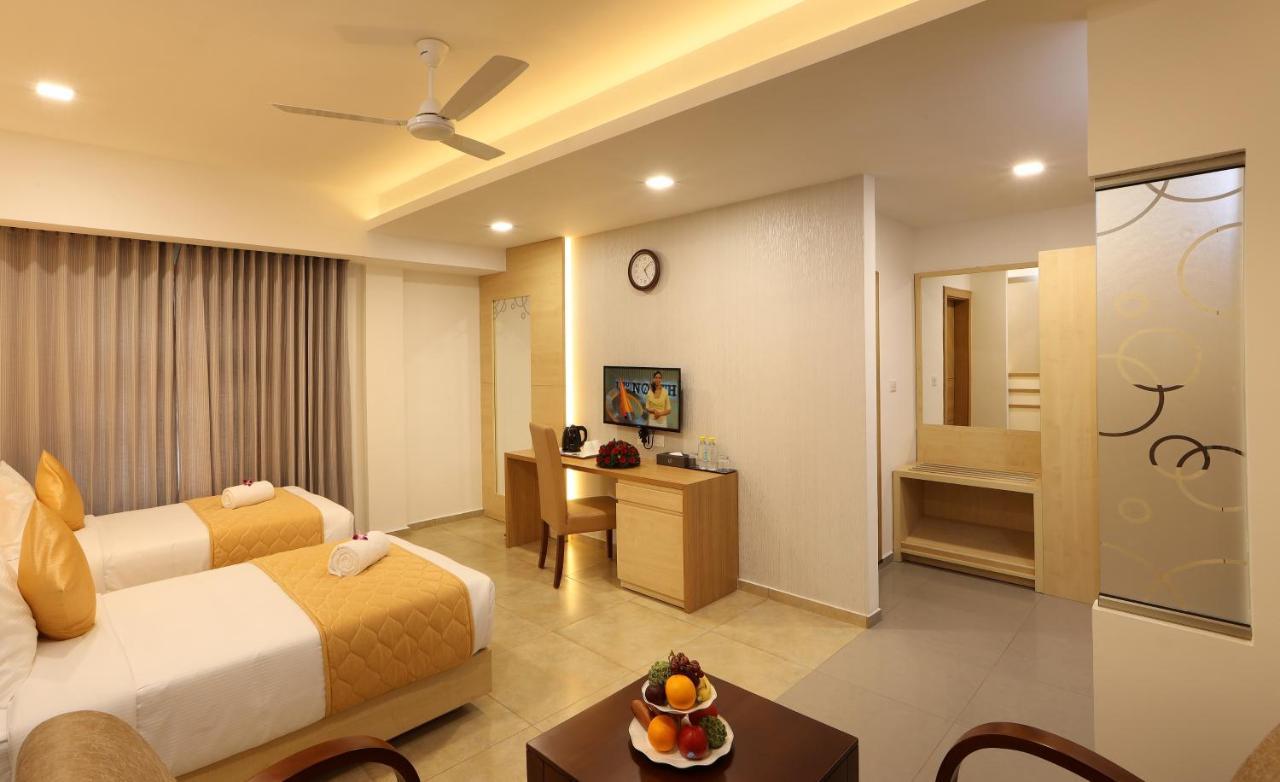 Hotel Flora Charishma Residency Aluva Kochi Esterno foto