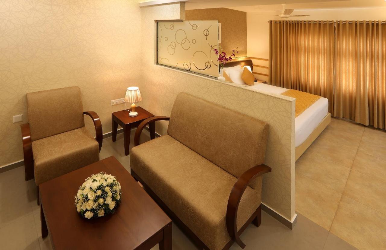 Hotel Flora Charishma Residency Aluva Kochi Esterno foto