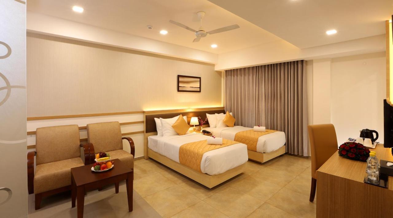Hotel Flora Charishma Residency Aluva Kochi Esterno foto
