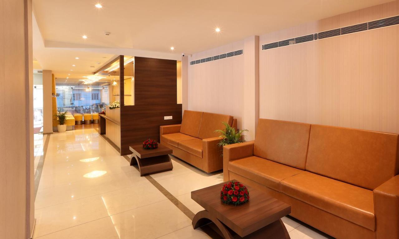 Hotel Flora Charishma Residency Aluva Kochi Esterno foto