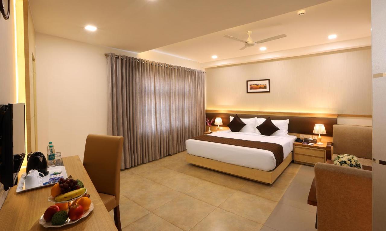 Hotel Flora Charishma Residency Aluva Kochi Esterno foto