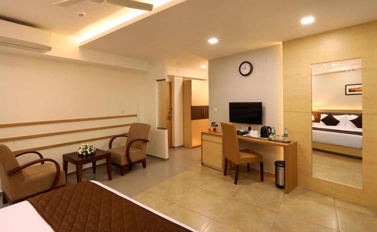 Hotel Flora Charishma Residency Aluva Kochi Esterno foto