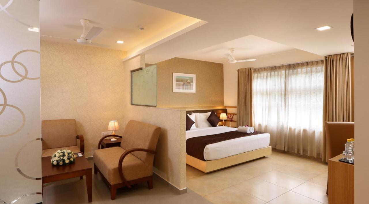 Hotel Flora Charishma Residency Aluva Kochi Esterno foto