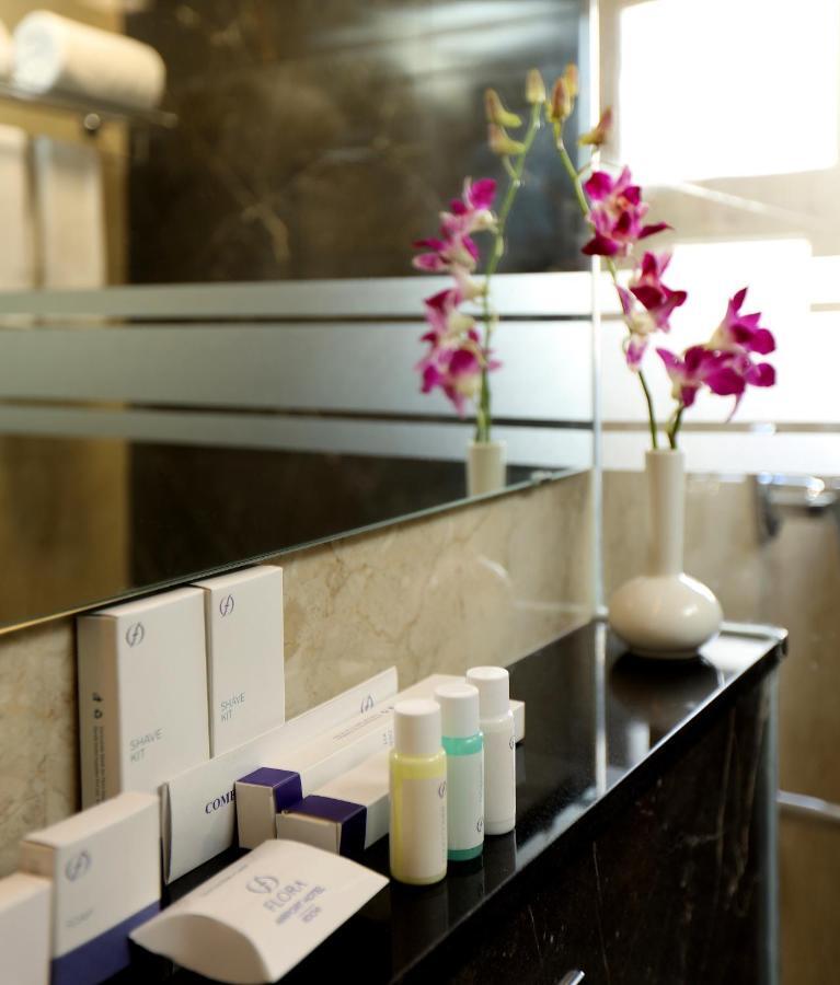 Hotel Flora Charishma Residency Aluva Kochi Esterno foto