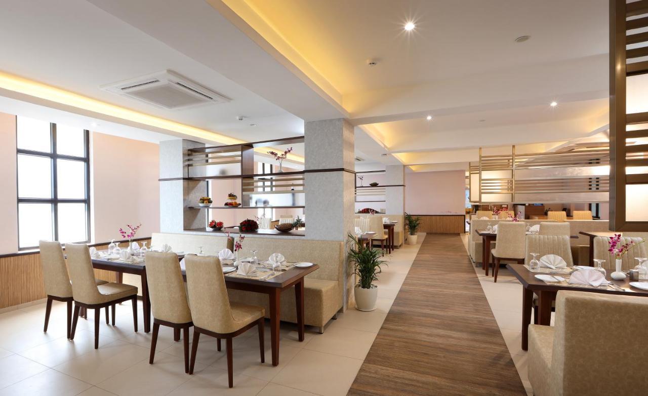 Hotel Flora Charishma Residency Aluva Kochi Esterno foto