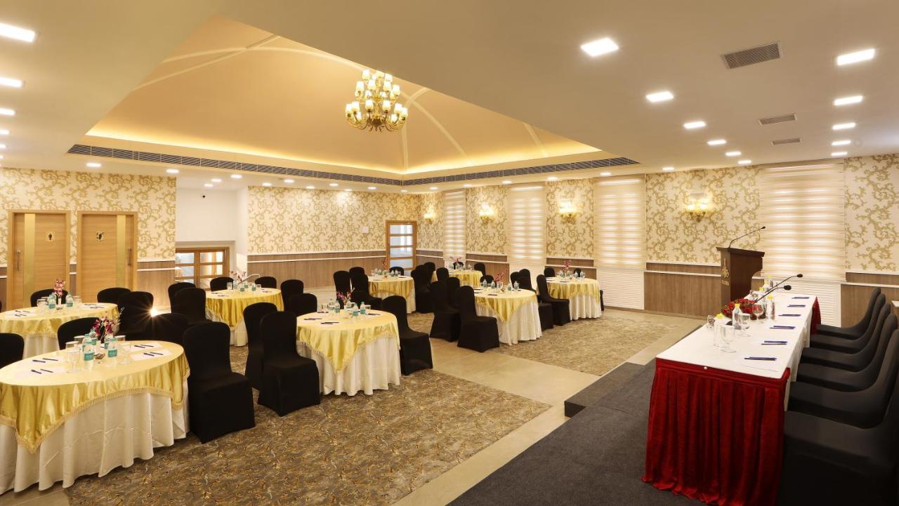 Hotel Flora Charishma Residency Aluva Kochi Esterno foto