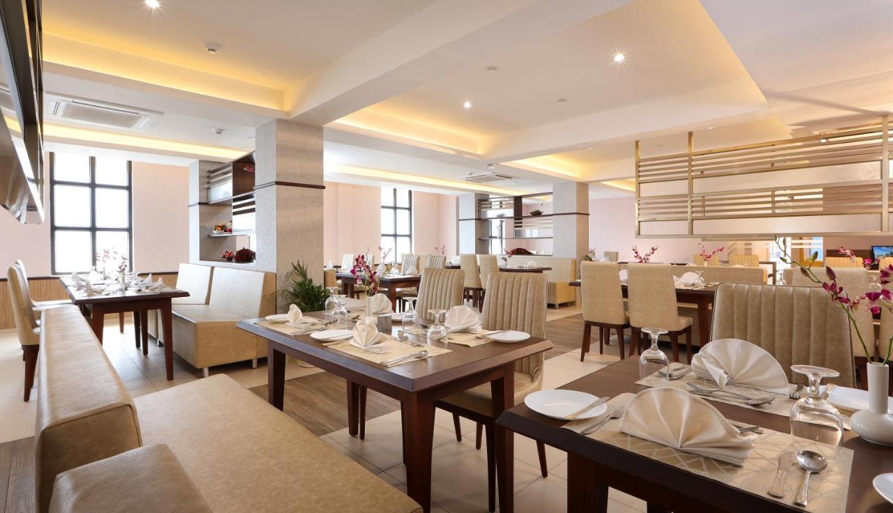 Hotel Flora Charishma Residency Aluva Kochi Esterno foto
